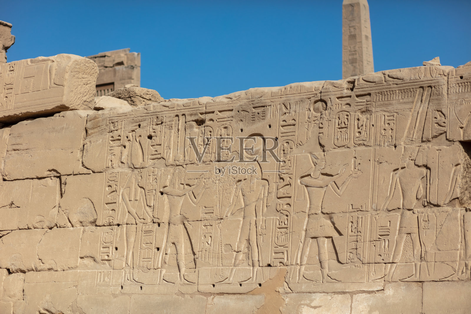 卡纳克神庙墙壁和柱子上的象形文字照片摄影图片