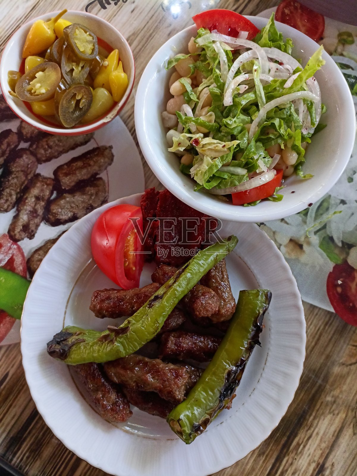 传统的土耳其肉丸和皮亚兹沙拉照片摄影图片