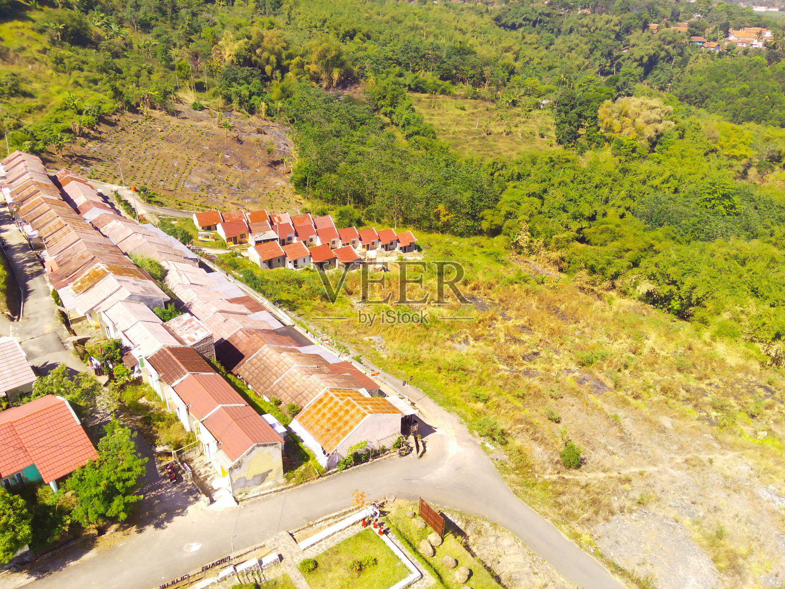 山顶上美丽村庄的鸟瞰图照片摄影图片