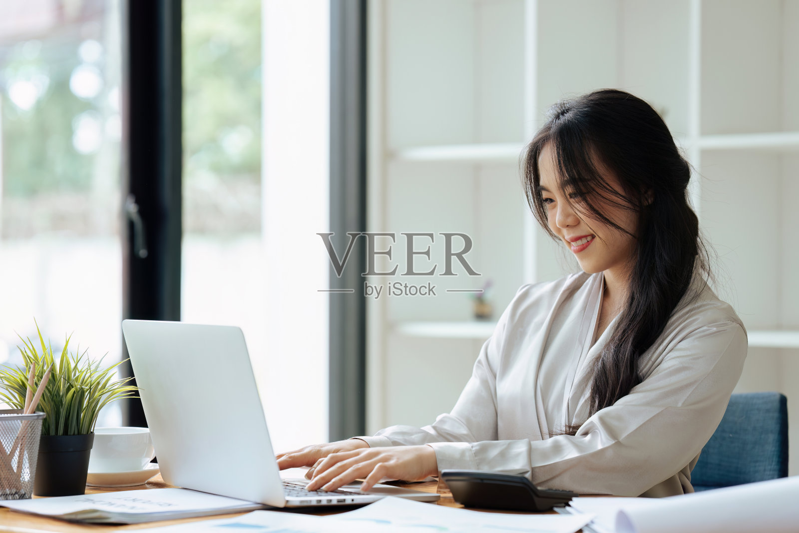 在办公室做会计和预算的职业会计师照片摄影图片