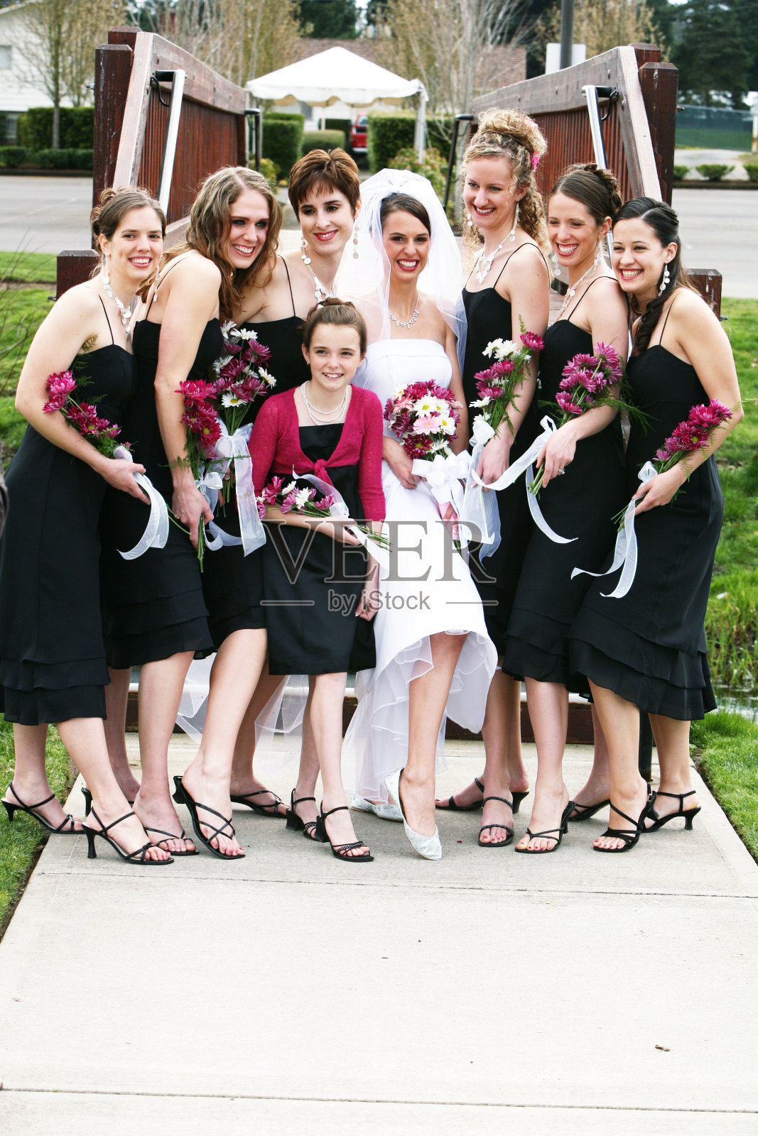 伴娘和新娘庆祝。照片摄影图片