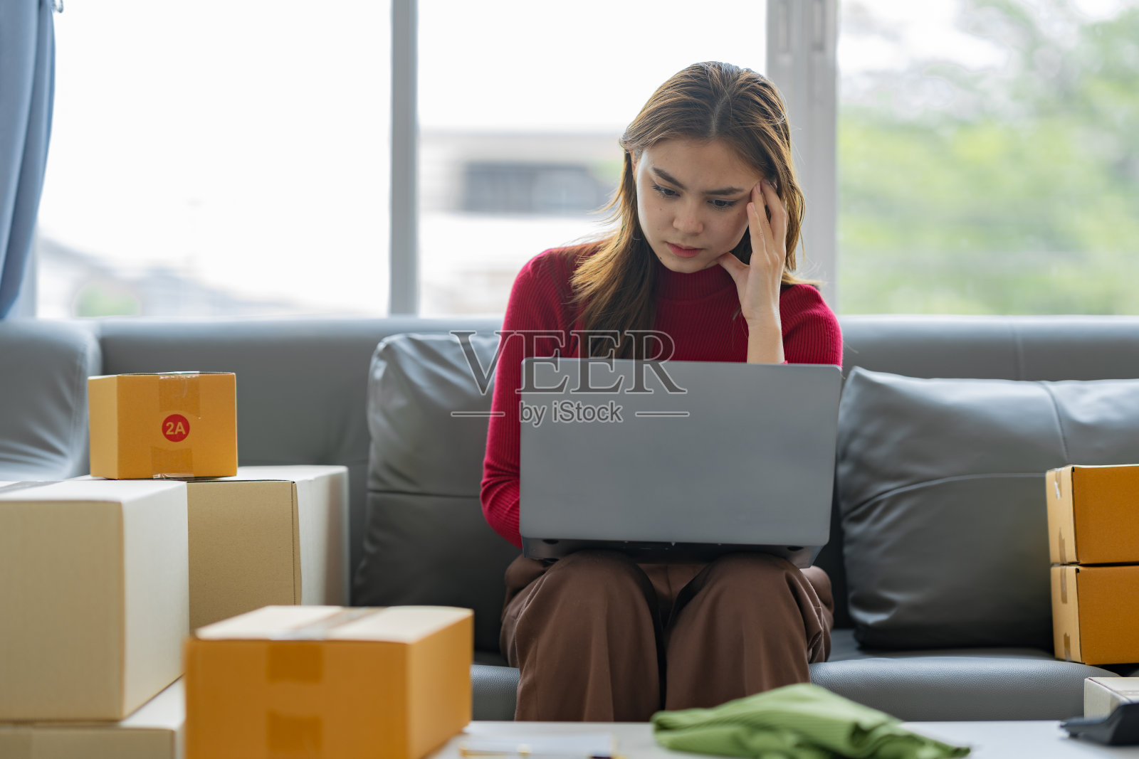 小股票企业主、中小企业企业家工作压力大，用笔记本电脑上网搜索，有零售包裹检查订单。投递错误创业点子。照片摄影图片