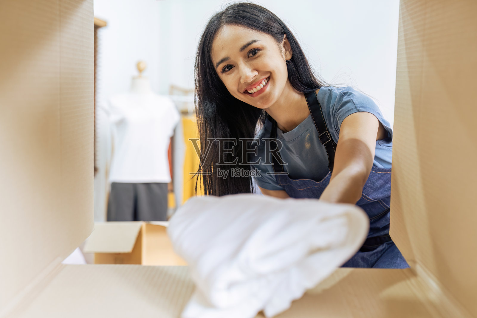 女店主网店小企业主包装包裹运输箱准备送货包裹。电子商务经营理念。照片摄影图片