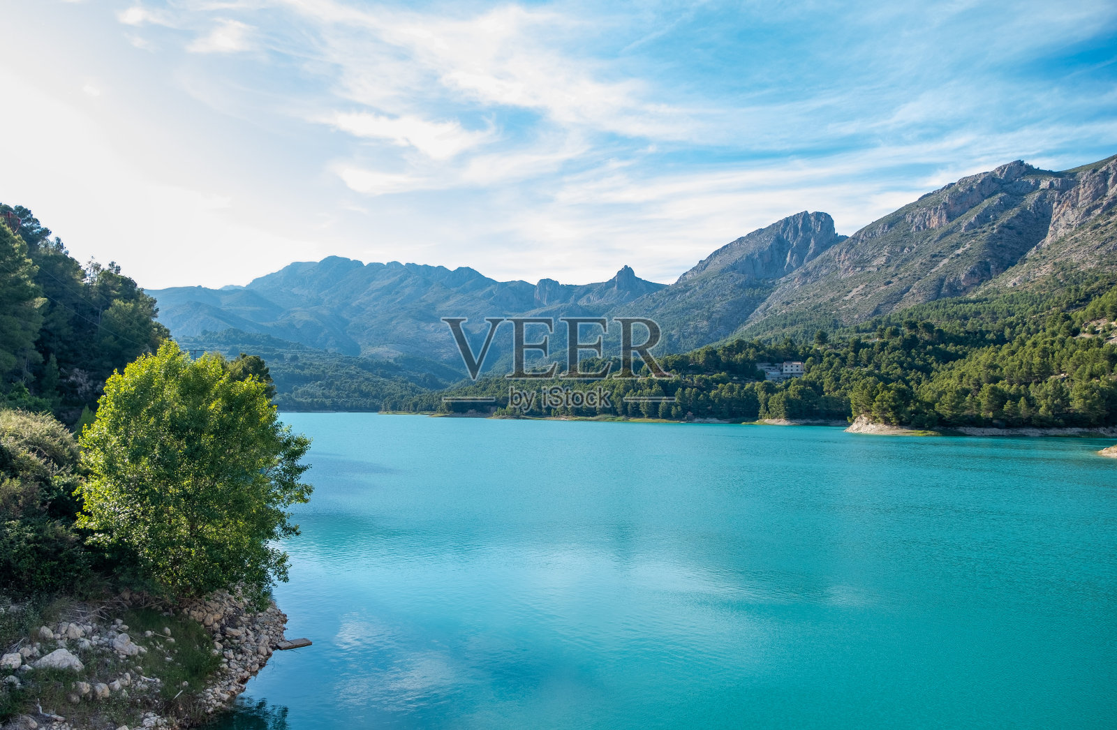 一个阳光明媚的夏日，瓜达莱斯湖，西班牙阿利坎特省。水库的海岸线。照片摄影图片