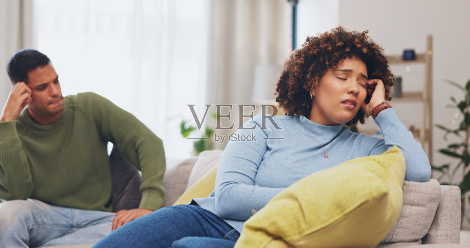 悲伤的夫妇，因婚姻问题、欺骗或不忠而在家中思考和发生冲突。压力、离婚，男人和女人在客厅的沙发上为分手而争吵，感到沮丧和关系失败。照片摄影图片