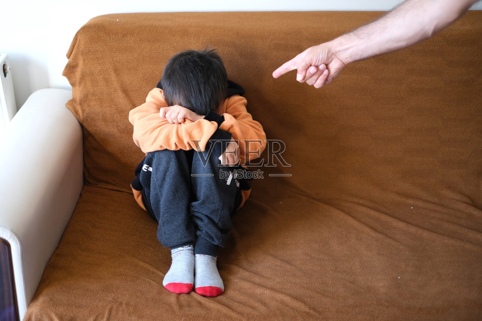 小男孩在惹他爸爸生气照片摄影图片