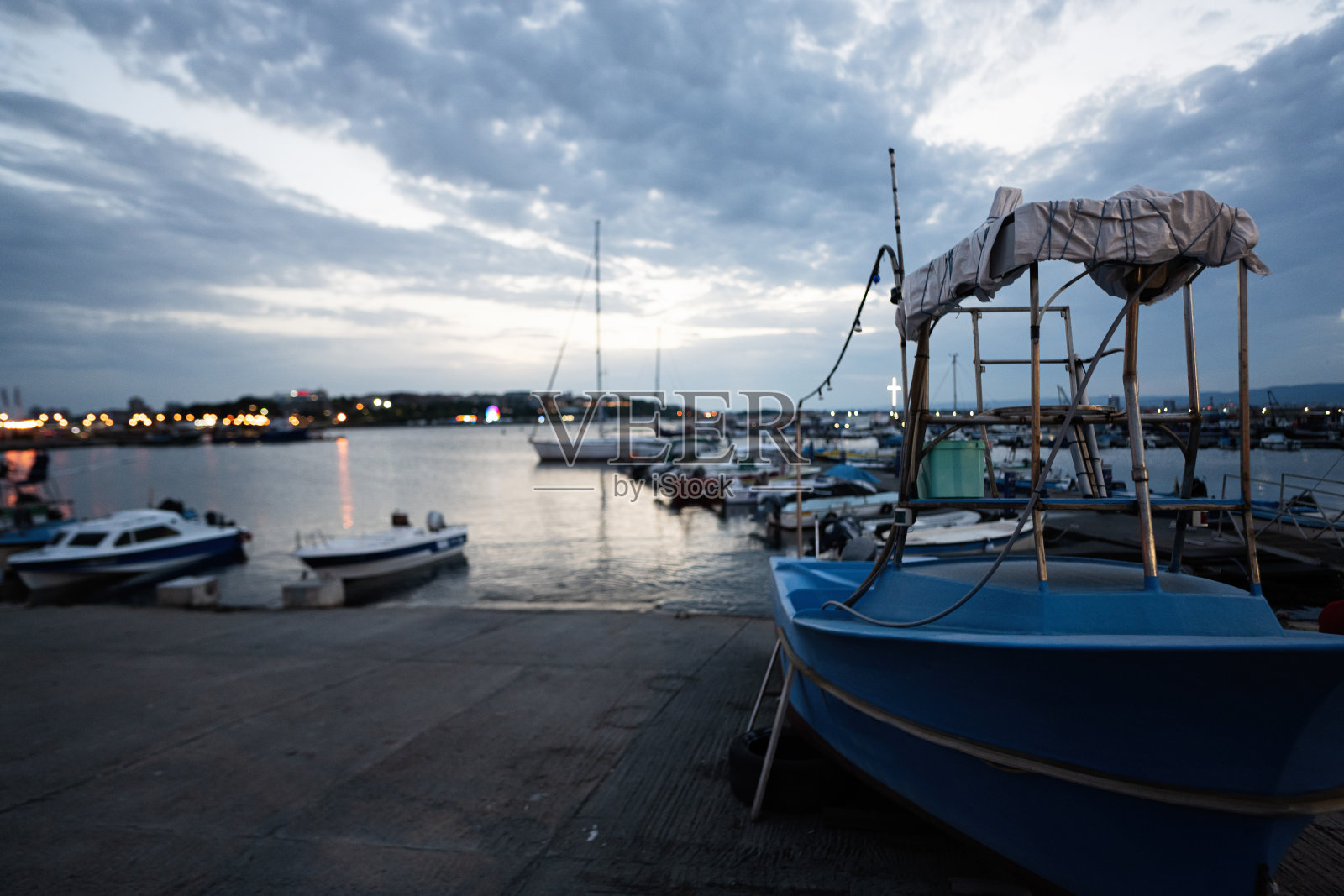 保加利亚内塞巴尔港的渔船。照片摄影图片