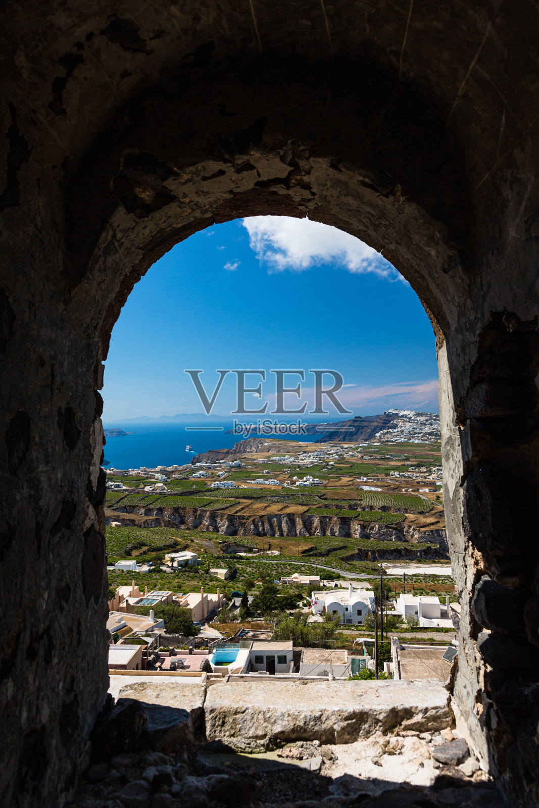 从希腊圣托里尼皮尔戈斯村城堡遗址的山上看到的整个岛屿的景色照片摄影图片