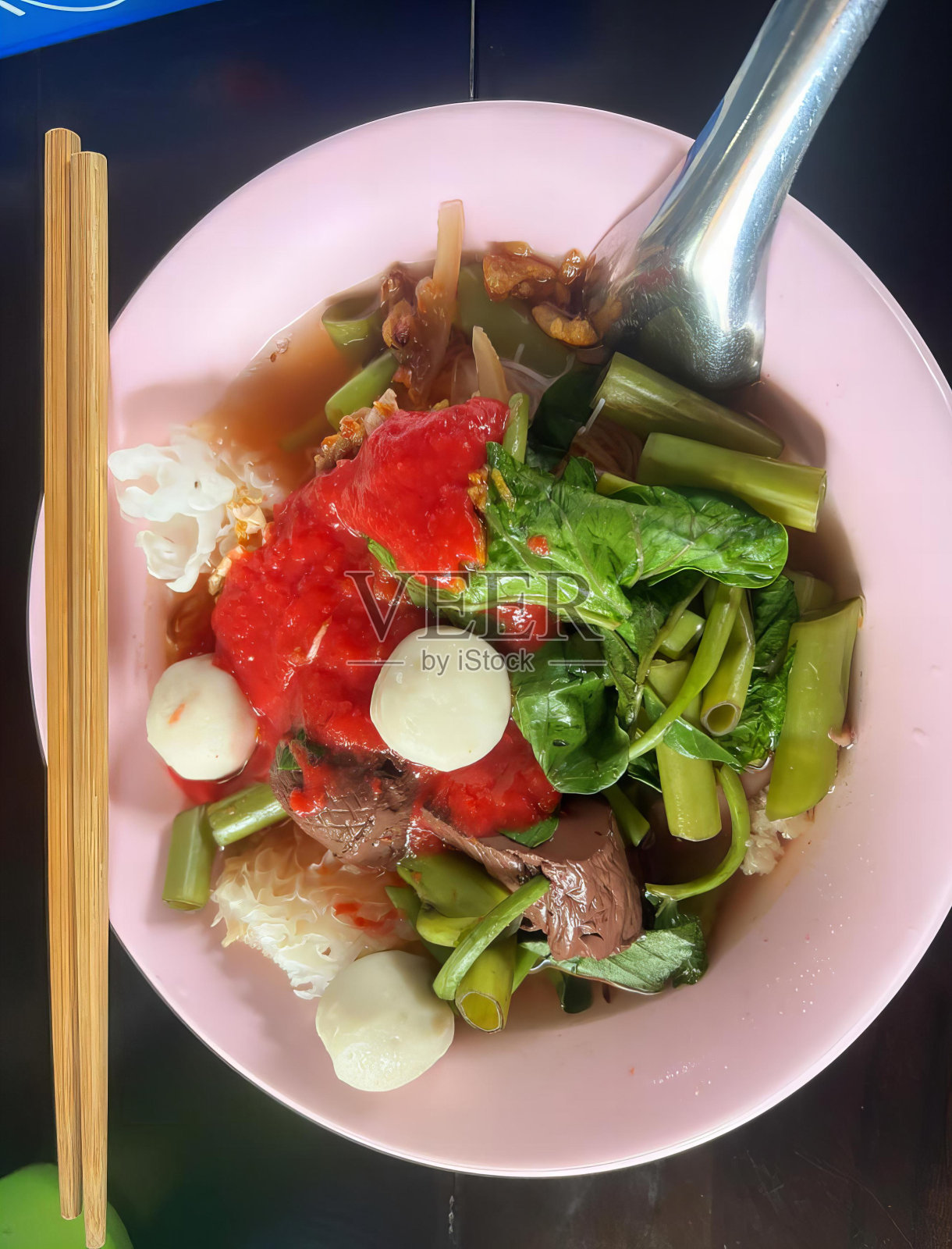 一碗有筷子和叉子的食物，一盘有筷子的食物和一碗汤的照片。照片摄影图片