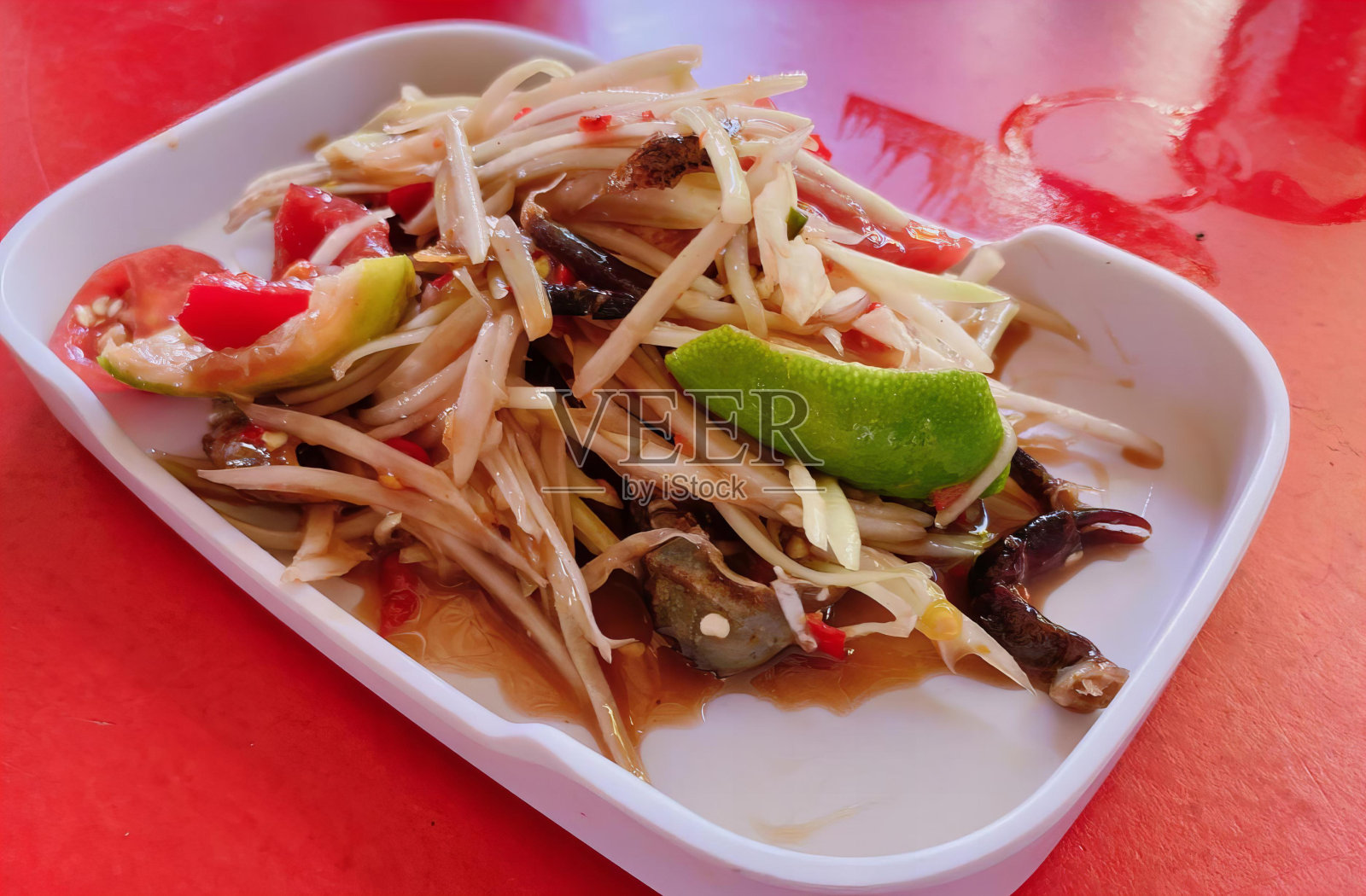 一盘食物的照片上面有一个青柠楔子，一盘食物上面有一个青柠楔子。照片摄影图片