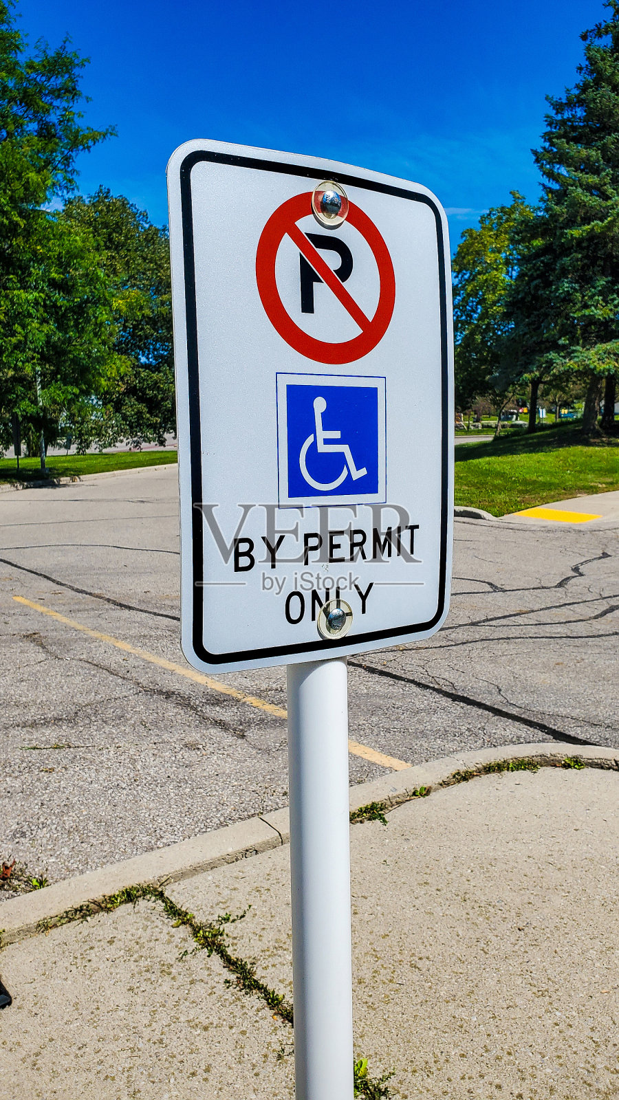无障碍泊车处须有许可证方可签署照片摄影图片