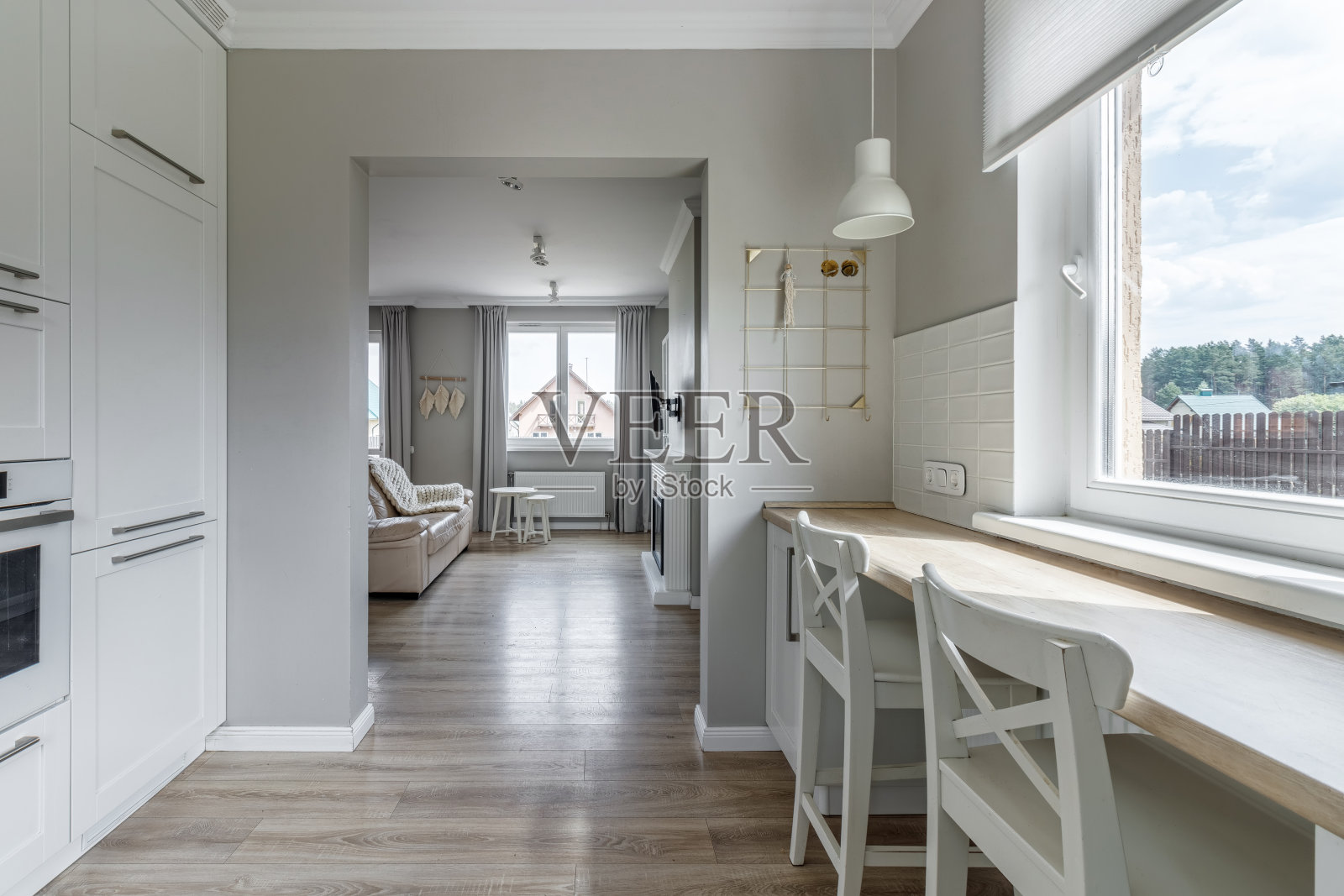 时尚的室内，现代明亮的厨房，有一个窗户，在一个新的房子照片摄影图片