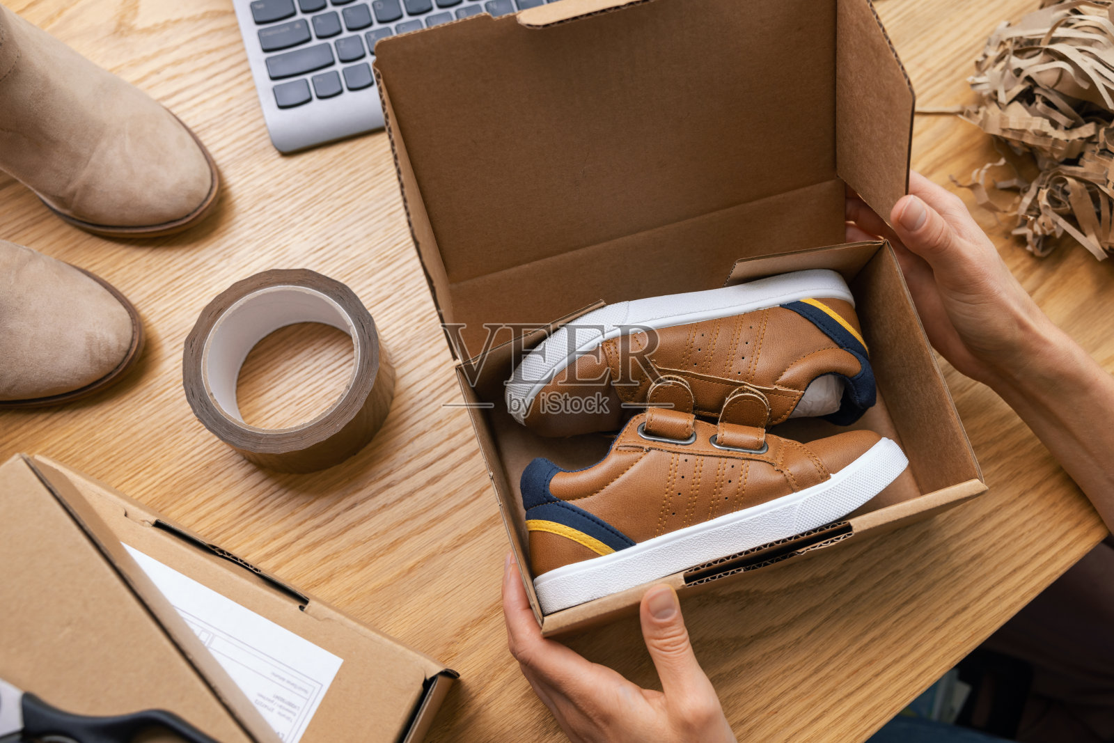 网上销售，网上鞋店老板，在家办公的小企业主和包装订单包裹送货照片摄影图片