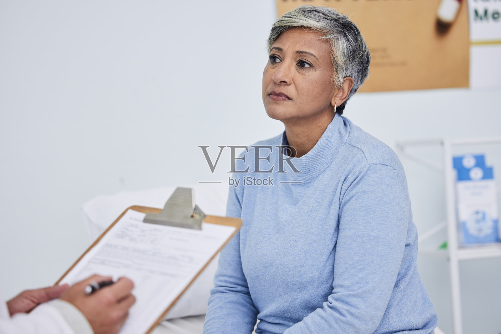 剪贴板，咨询和医生与病人的医疗支持，老年检查和医院的保险政策。听、写和医疗专业人员、文件和老年妇女在咨询照片摄影图片