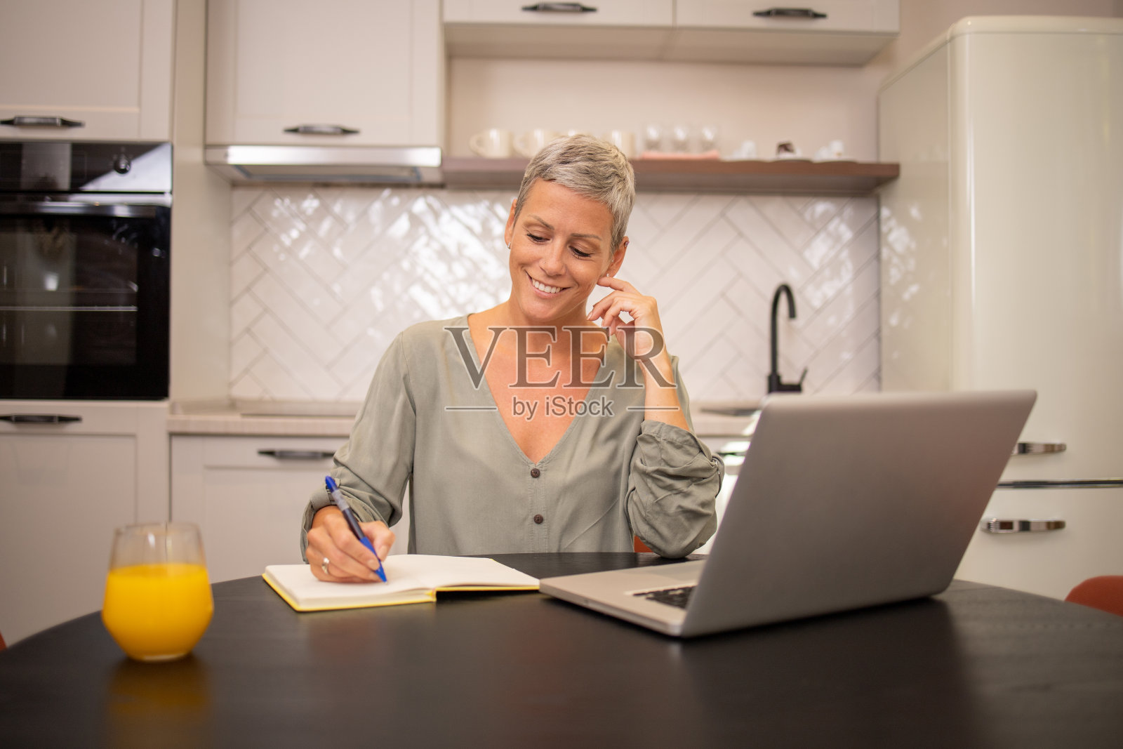 女性在家办公照片摄影图片