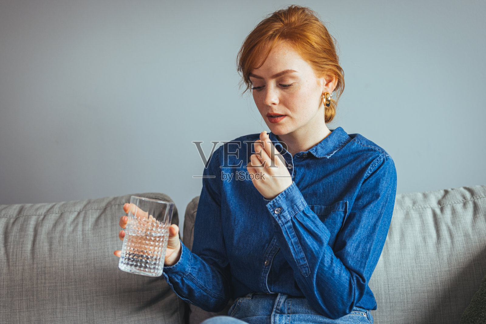女人把白色圆形药丸放进嘴里的特写图像照片摄影图片