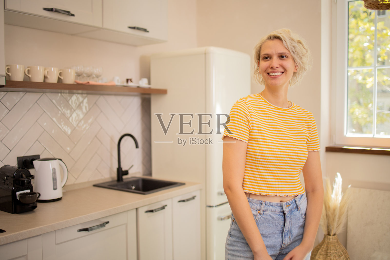 快乐的年轻女子照片摄影图片