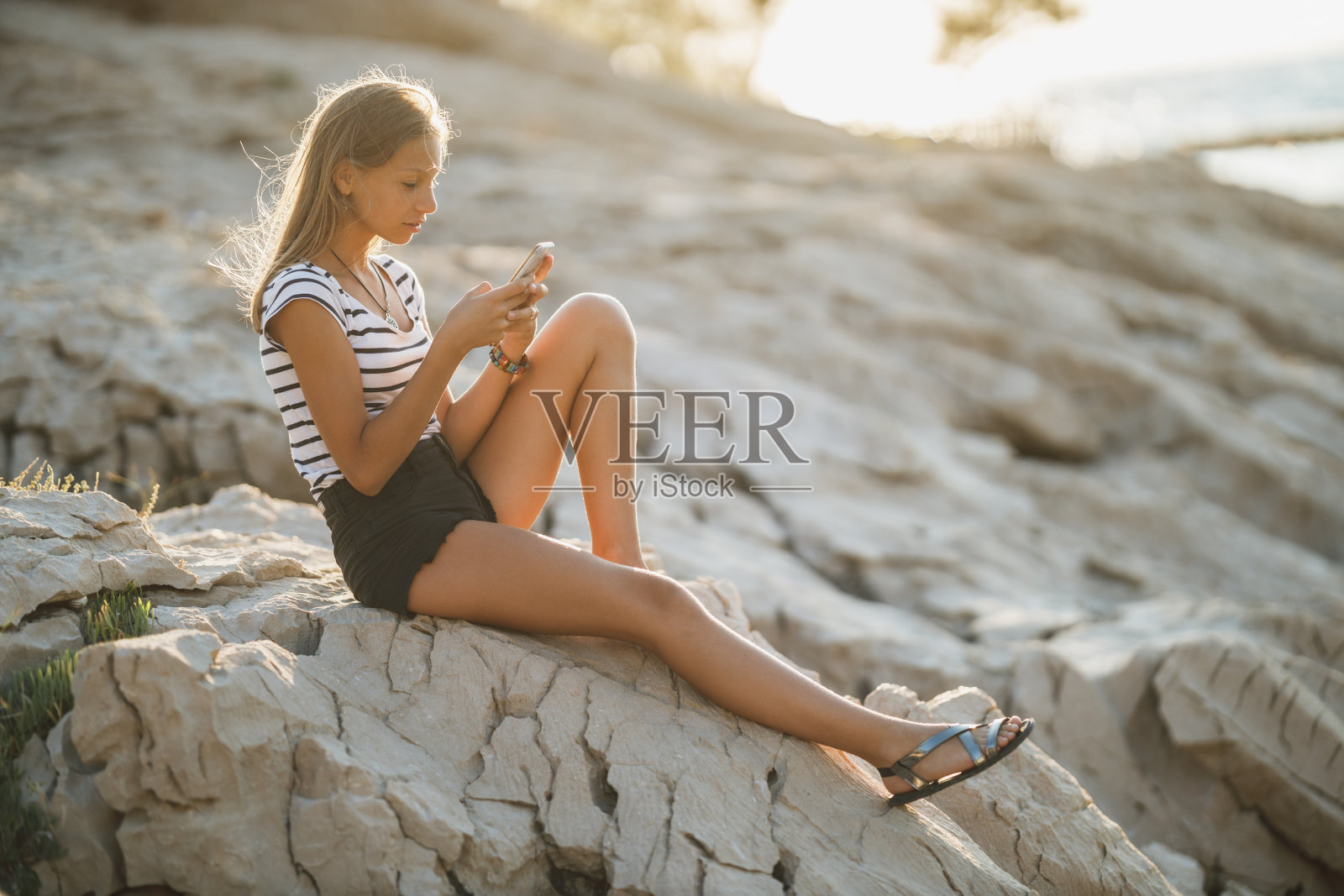 十几岁的女孩在享受暑假的同时使用智能手机和上网照片摄影图片
