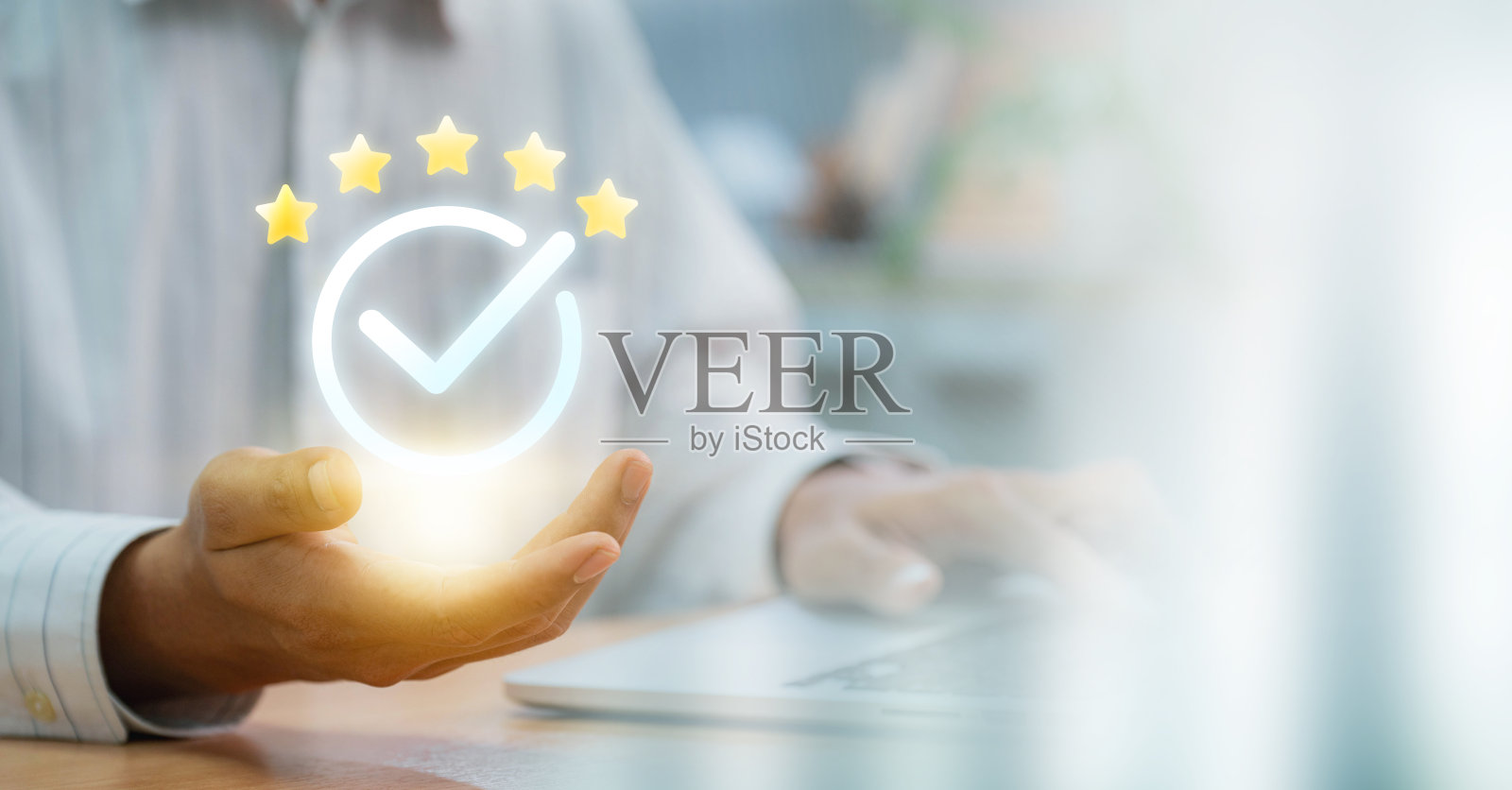 业务人员指出，勾选正确的符号标记，以批准质量文件和项目控制。卓越的文件更正，确保质量和ISO认证的顶级服务照片摄影图片