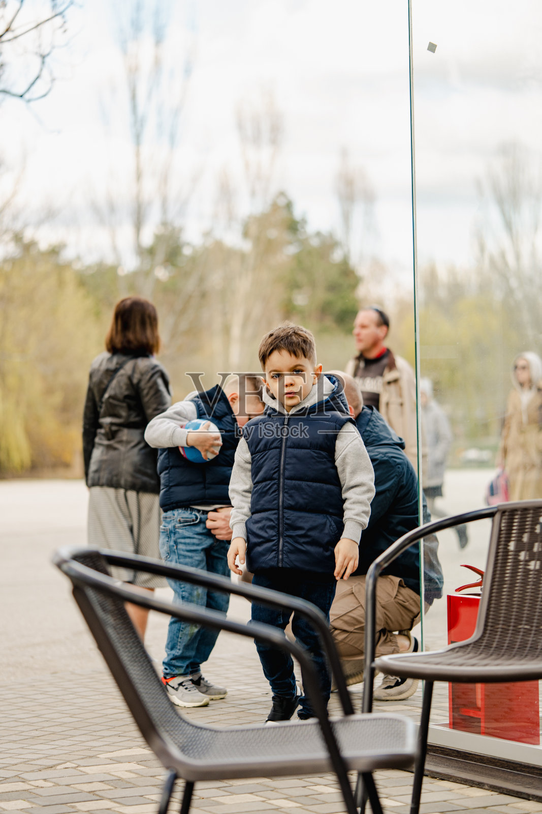 街头肖像里笑得很有趣的男孩照片摄影图片