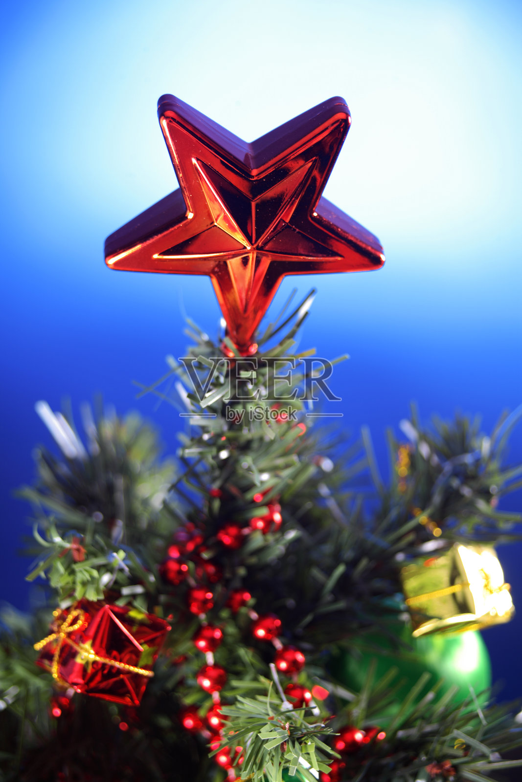 接近圣诞树和星星树顶照片摄影图片