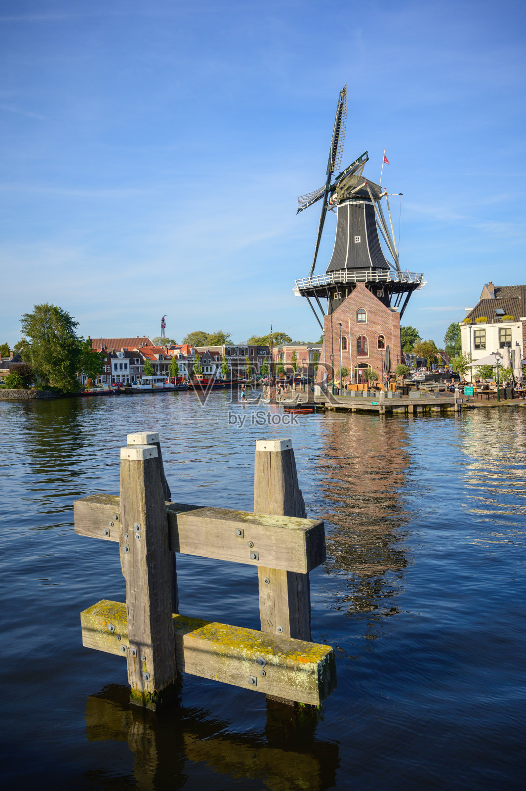 哈勒姆-城市景观与风车德阿德里安在斯帕恩河-荷兰照片摄影图片