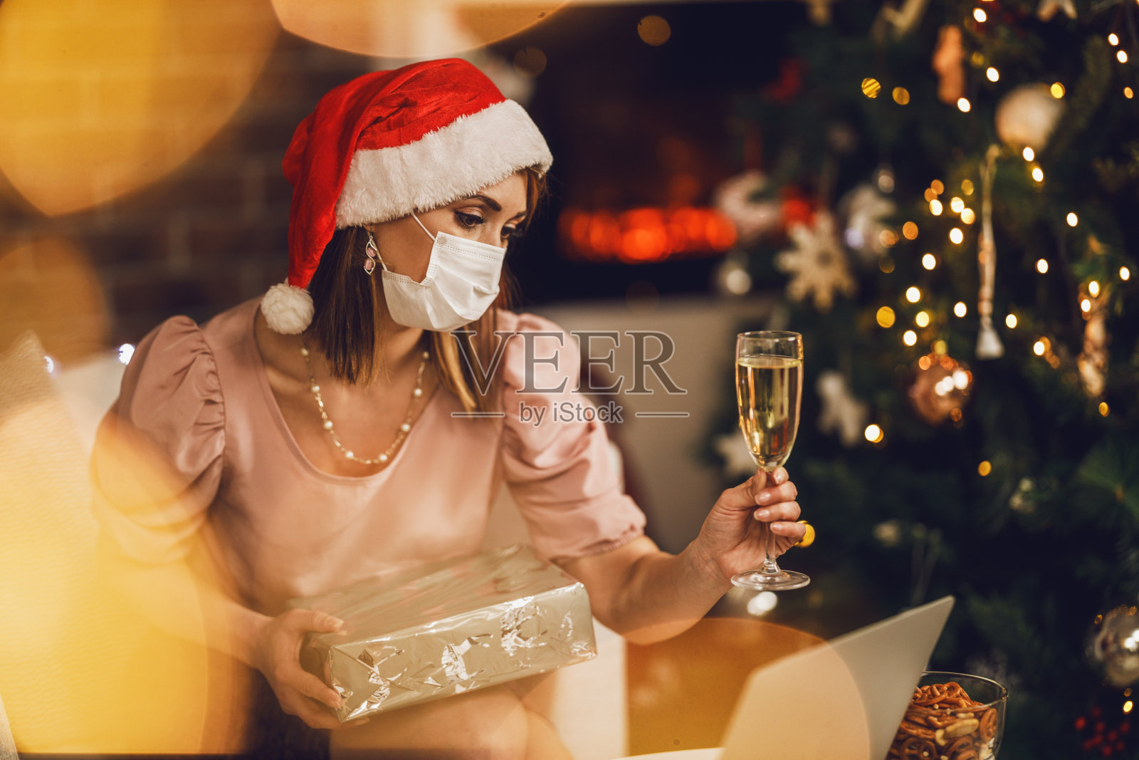 悲伤的女人独自在家过圣诞夜照片摄影图片