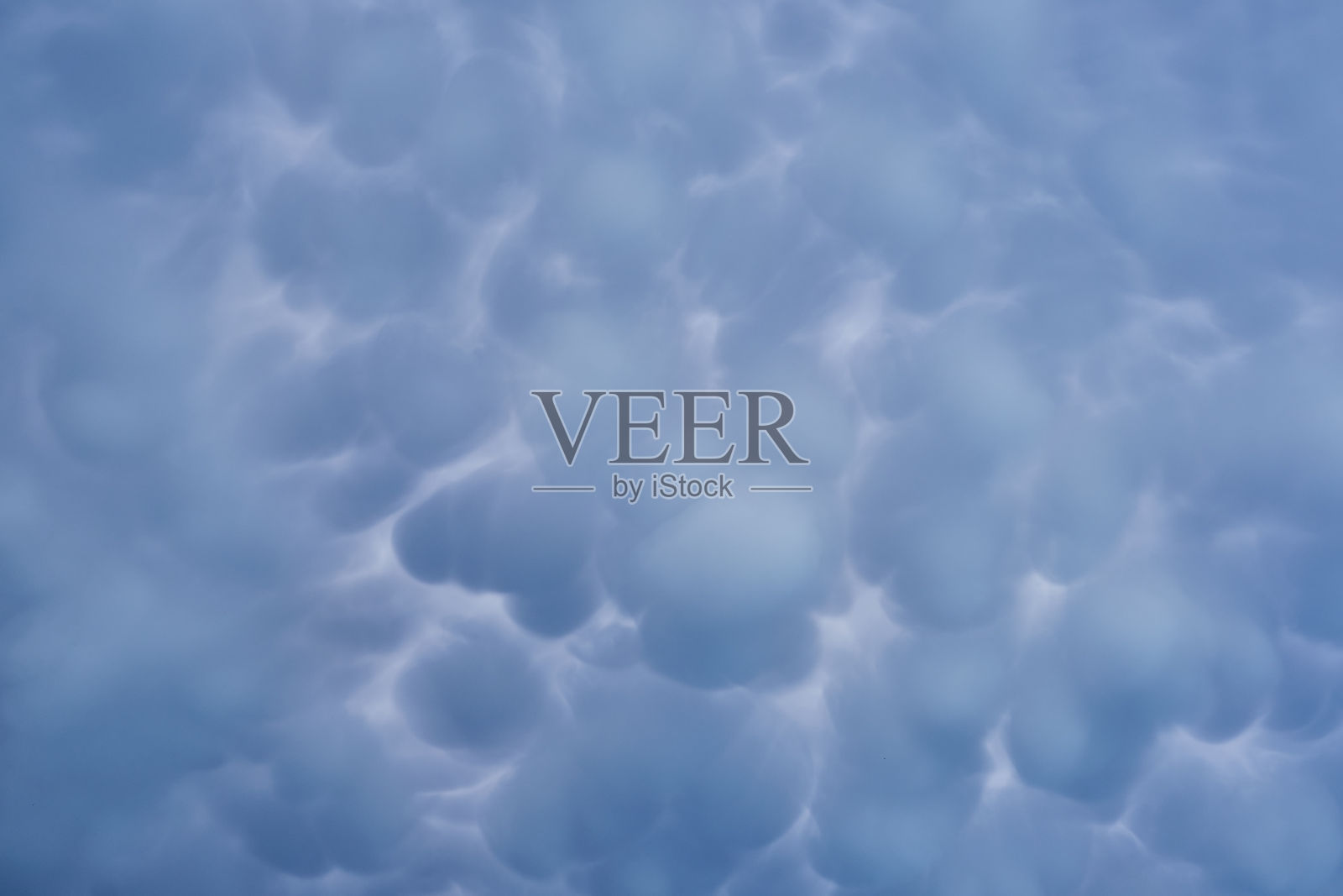 厚厚的乳腺云照片摄影图片