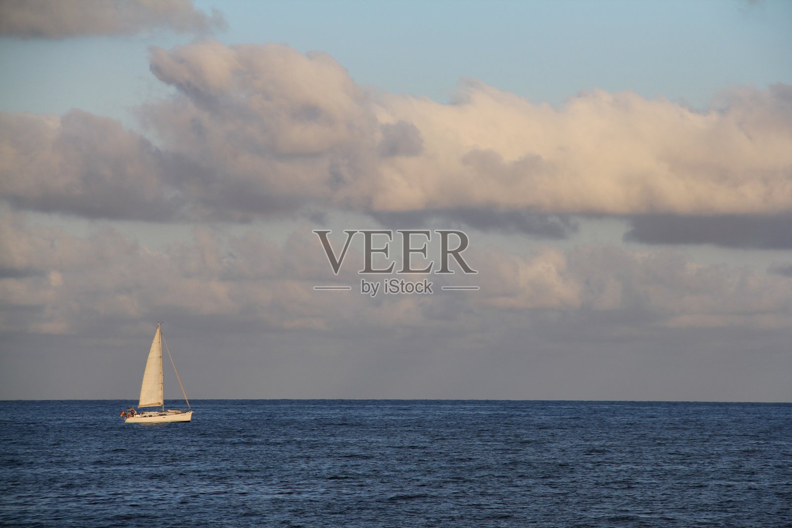 2023年夏天，在Oropesa的海滩上。照片摄影图片