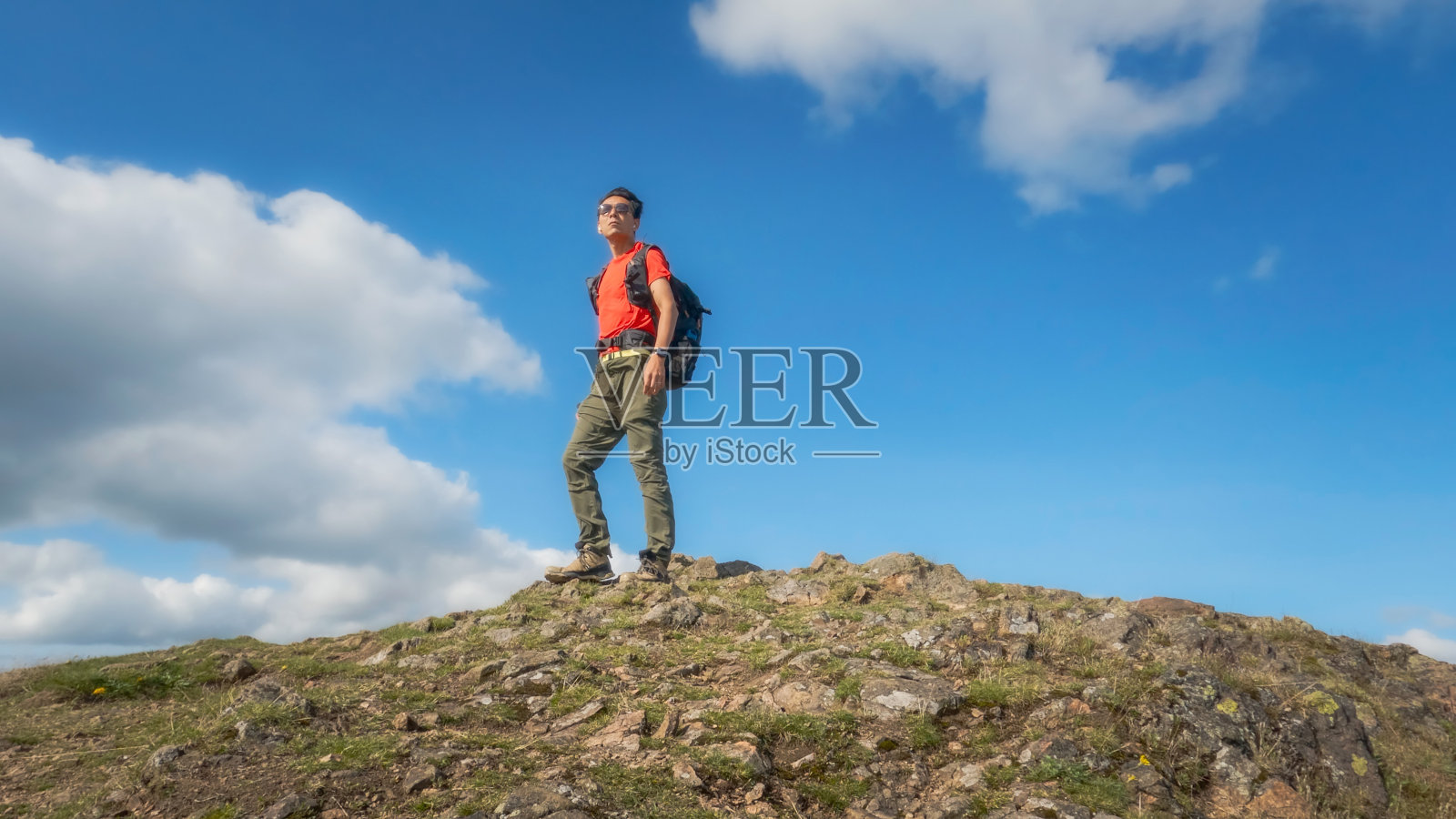 在英国伍斯特郡的莫尔文山山顶进行积极的单人徒步旅行。照片摄影图片