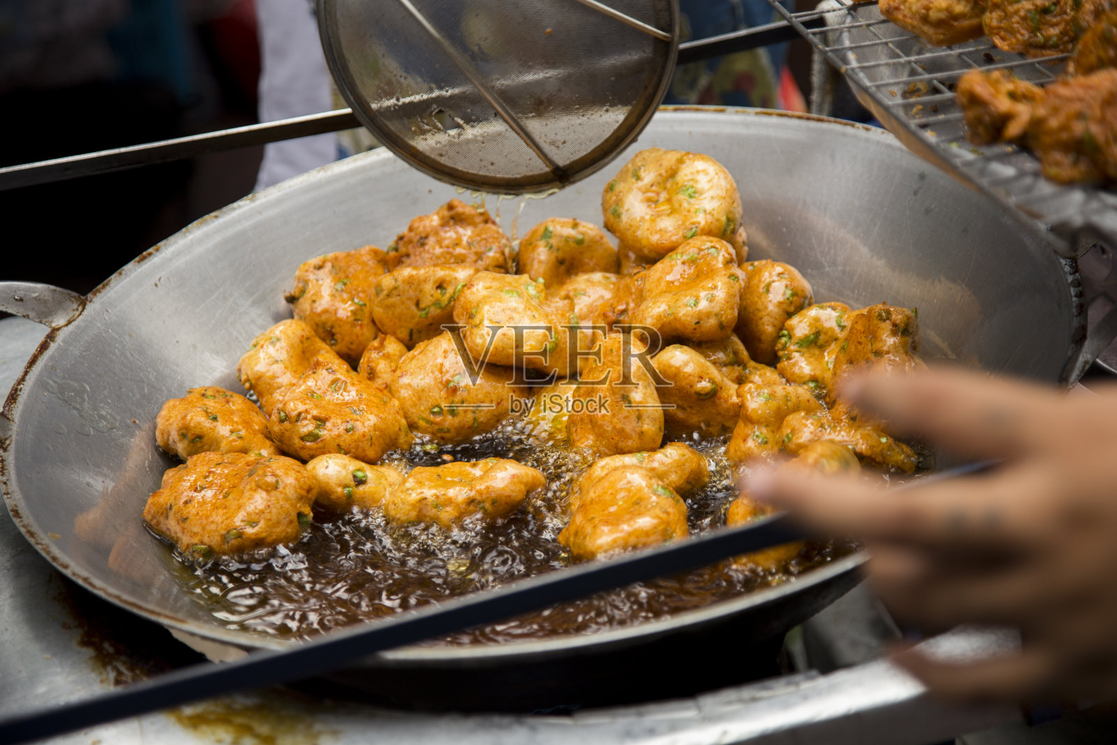 泰国曼谷街头小吃摊上的炸鱼开胃菜。照片摄影图片
