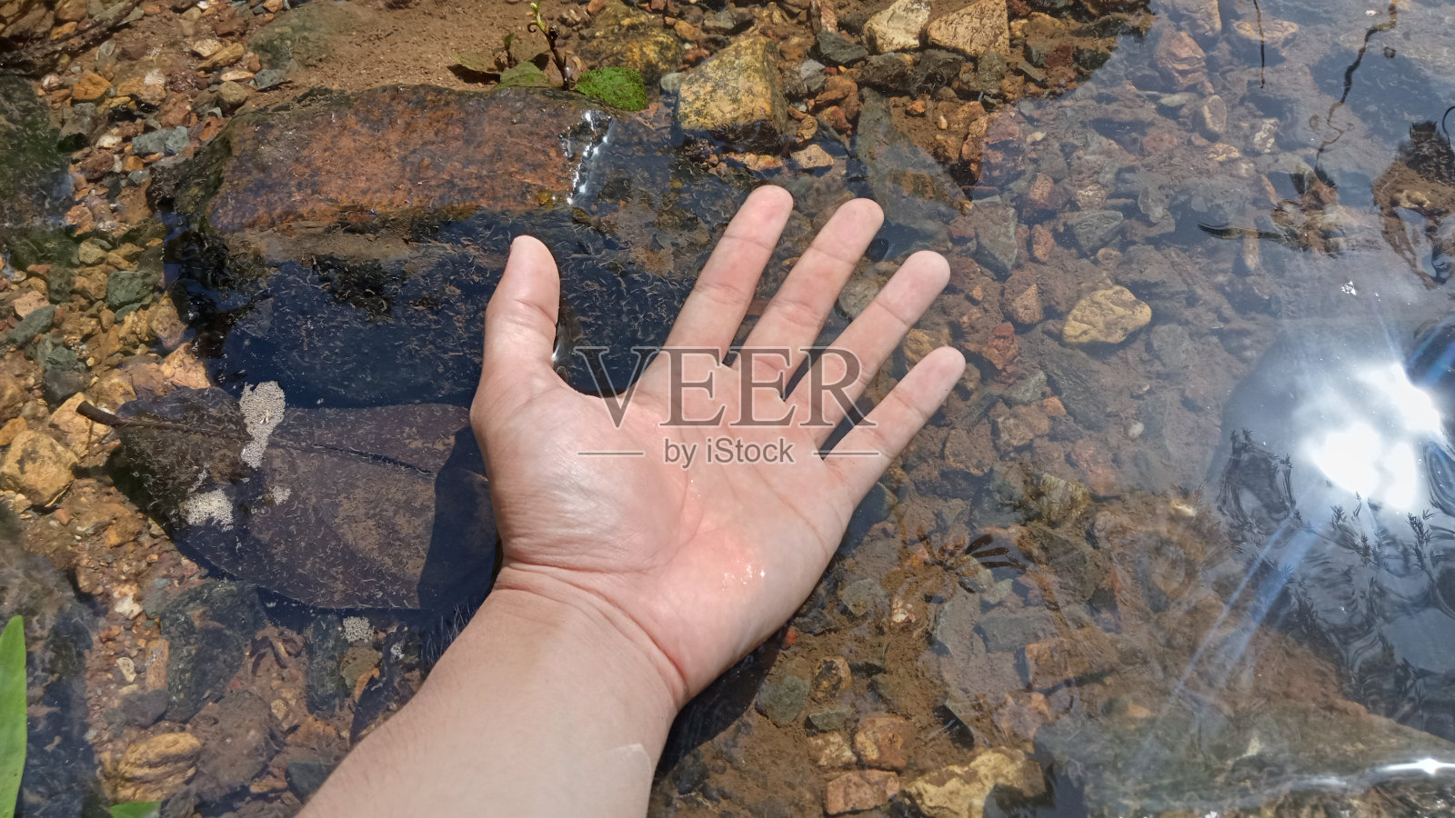 河边的岩石照片摄影图片