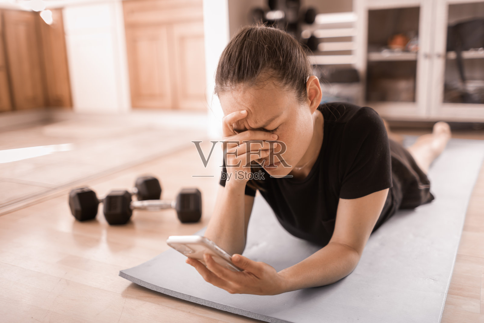 运动后和在线锻炼后感到疲倦的人照片摄影图片