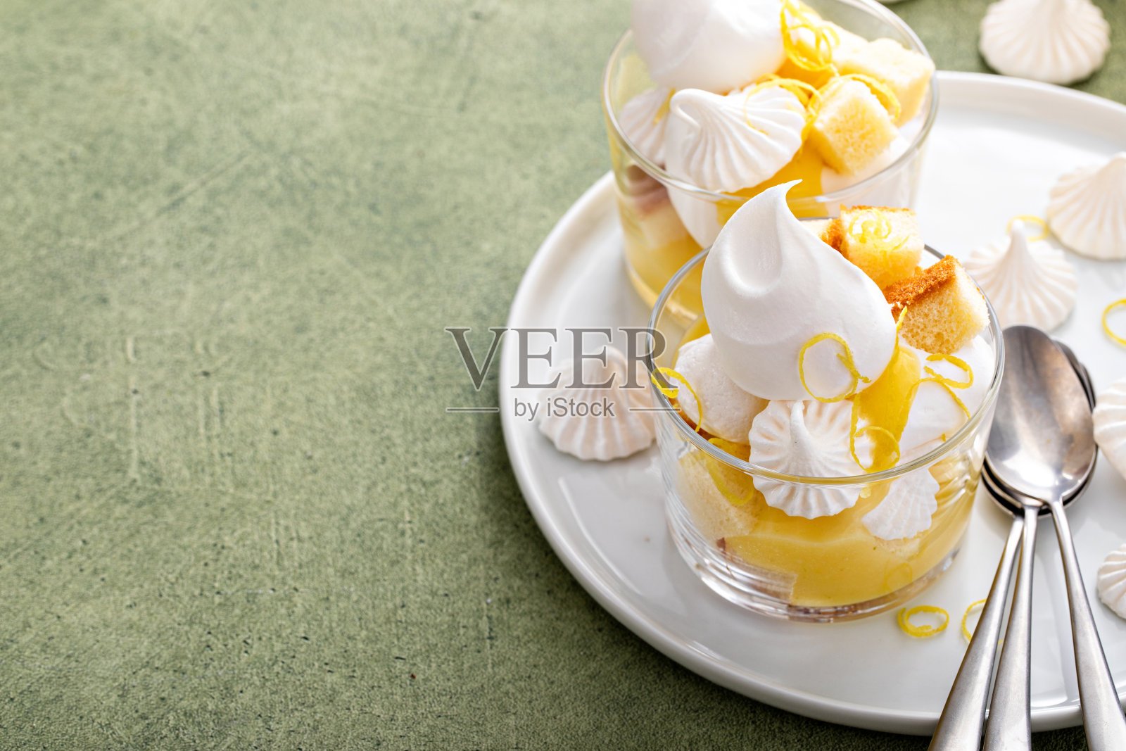 柠檬蛋白霜和磅蛋糕在一个杯子里照片摄影图片