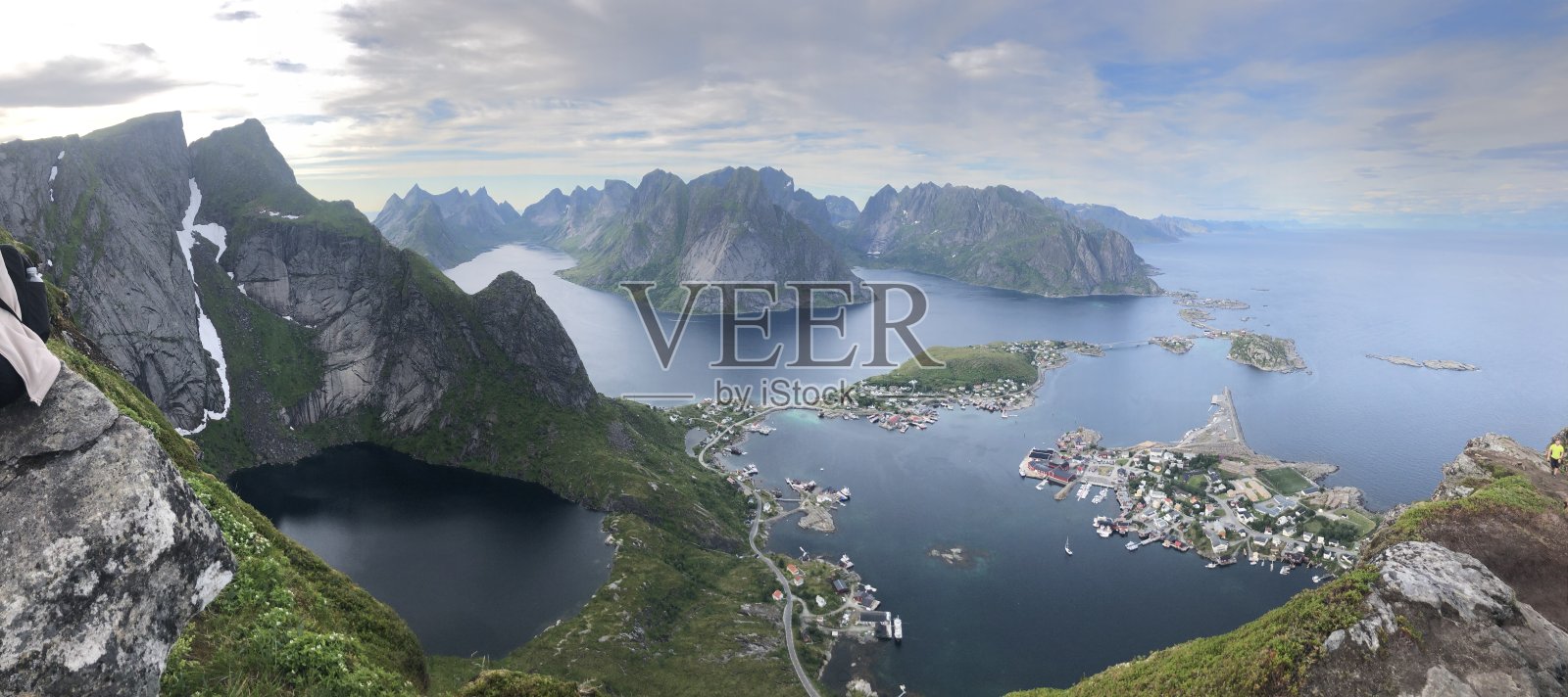 挪威罗弗敦岛多云的夏日里的莱因布林根山照片摄影图片