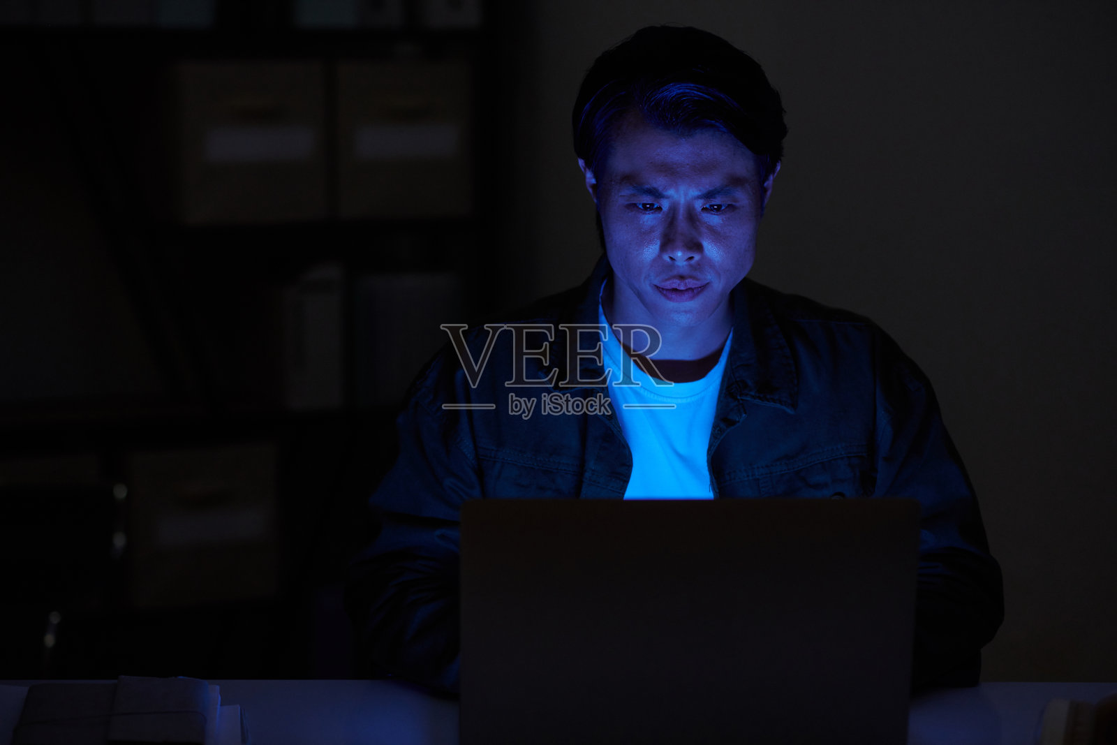 开发者在暗室工作照片摄影图片