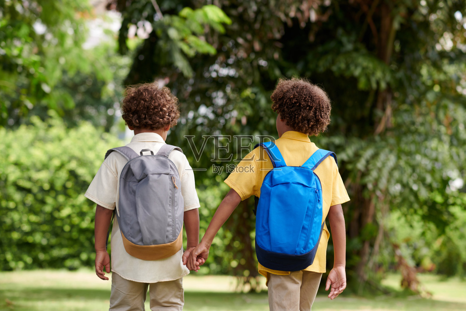 牵手的好朋友照片摄影图片