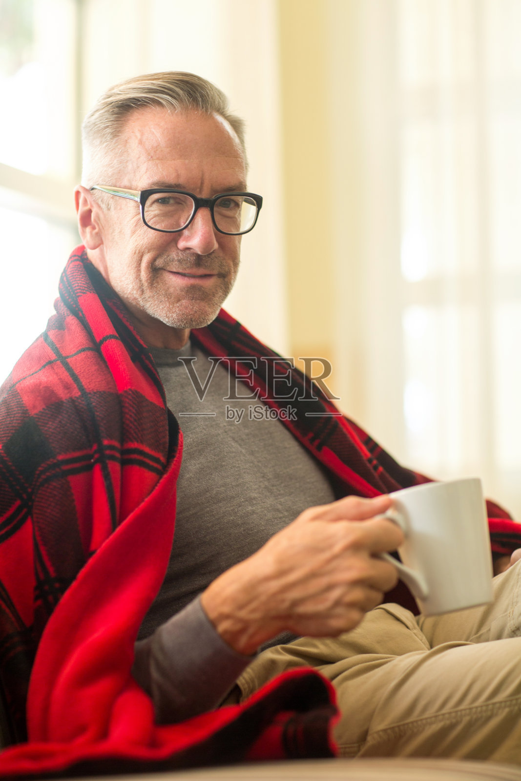 一个英俊的老人坐在沙发上的画像照片摄影图片
