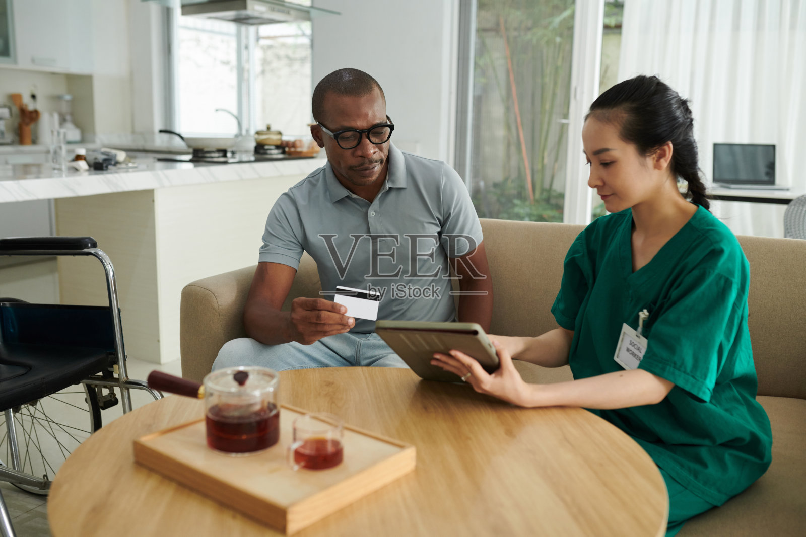 社工帮助病人照片摄影图片