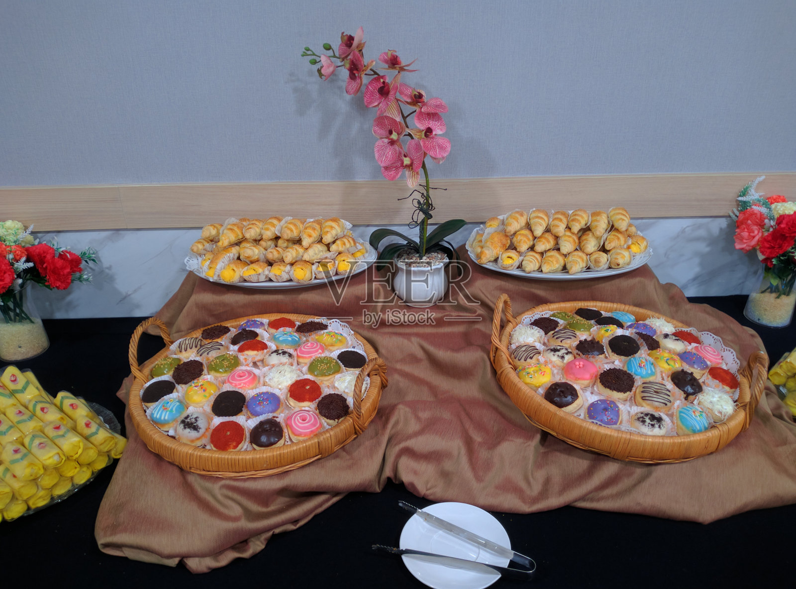 餐馆里桌子上的蛋糕照片摄影图片