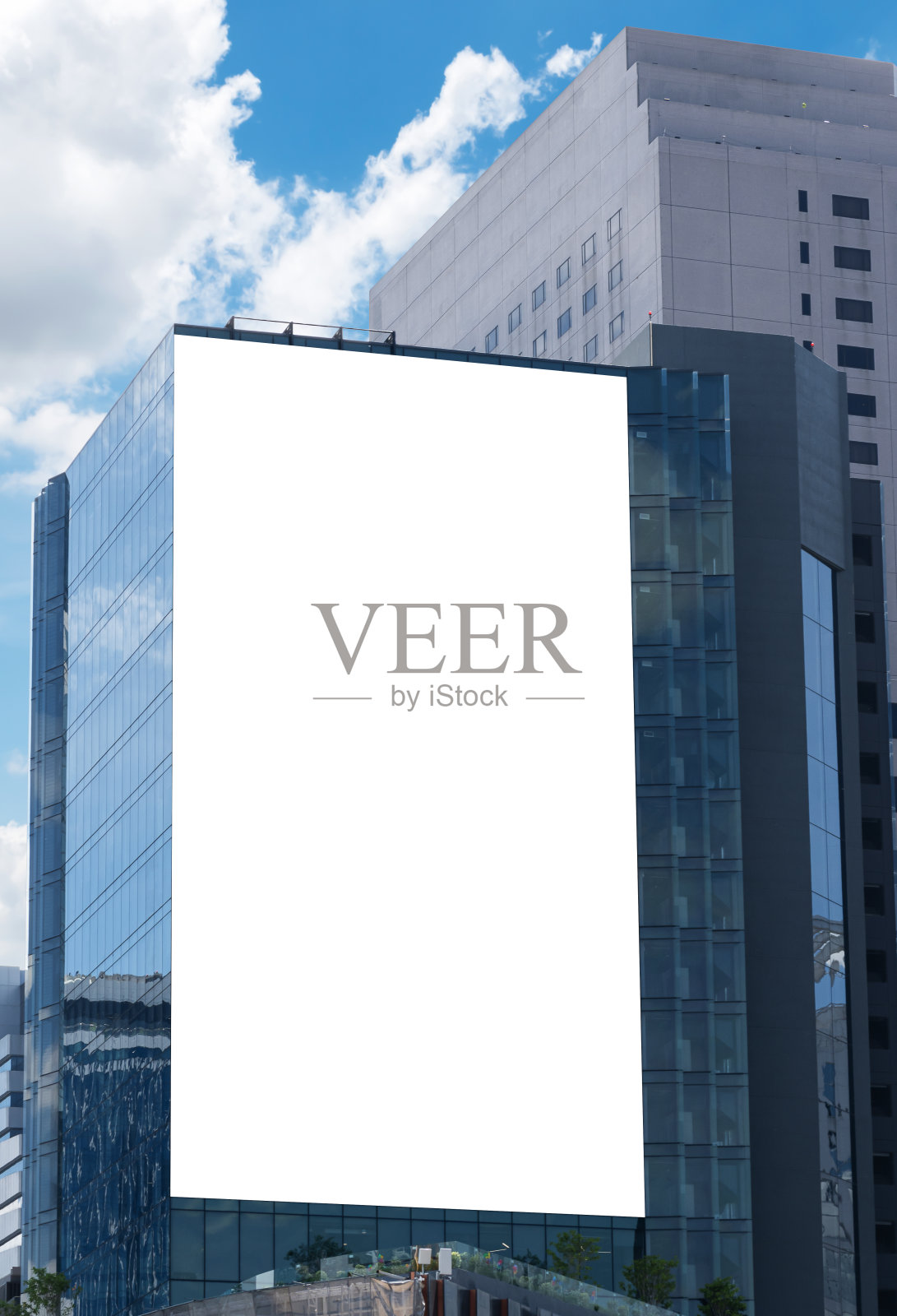 模拟白色大型LED显示屏垂直广告牌在塔式建筑。剪辑路径的模型照片摄影图片