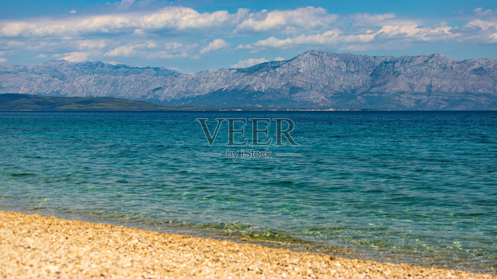 克罗地亚佩列沙茨半岛海岸线全景图;令人惊叹的地中海海岸线，绿松石般的海水上有岩石和青山;Vuč快乐海滩;Zuljana照片摄影图片