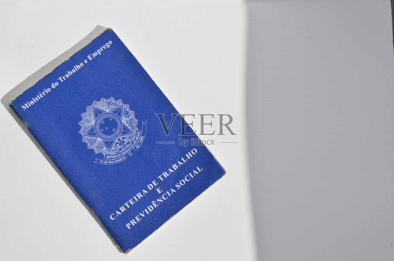 巴西工作卡。翻译-巴西联邦共和国，劳工部。巴西工作证在桌子上。象征着就业和金融稳定的重要性。照片摄影图片