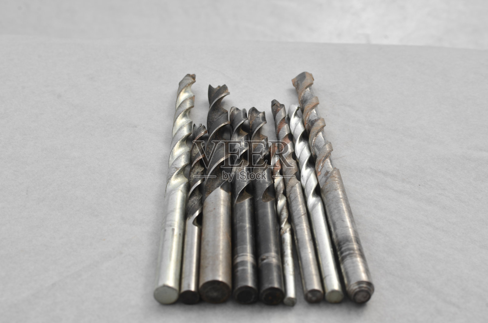 准备工作的钻头特写，代表施工效率。一套近距离的钻头，完美地代表了建筑领域的精确工作。照片摄影图片