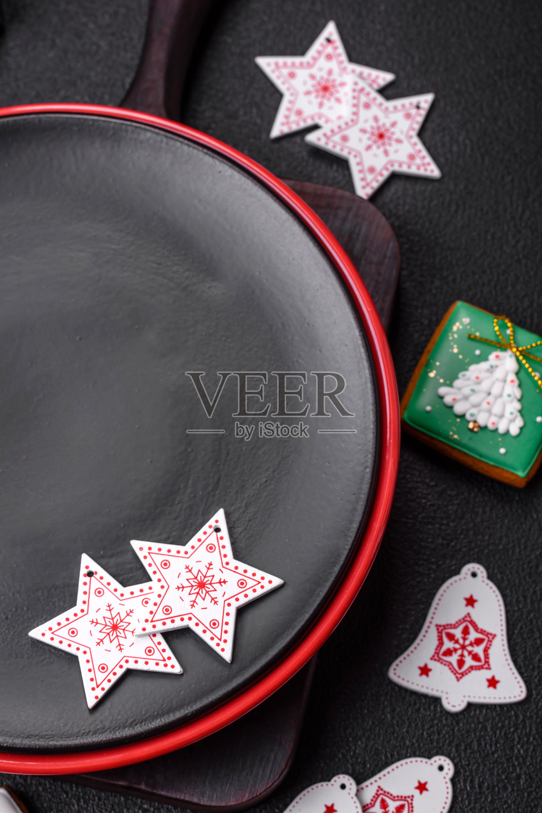 带有圣诞装饰元素的黑色陶瓷空盘照片摄影图片