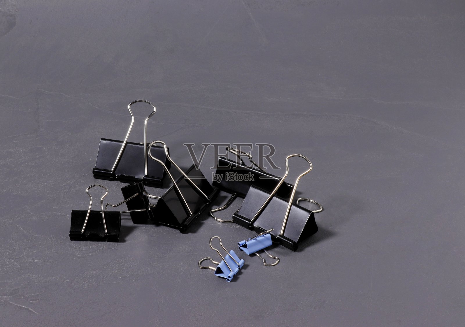 一组不同大小和颜色的文具夹。照片摄影图片