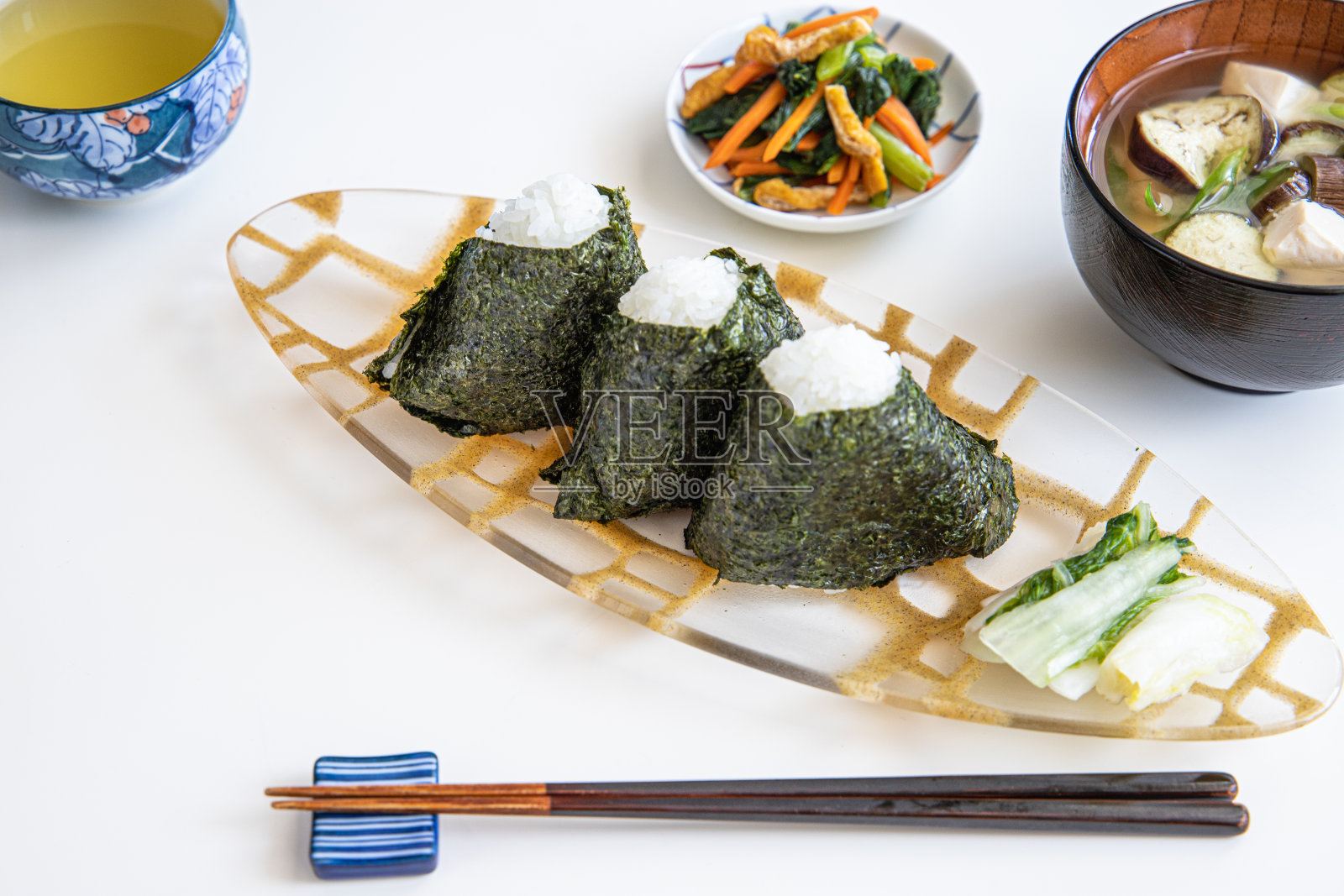 传统的日本食物饭团。照片摄影图片