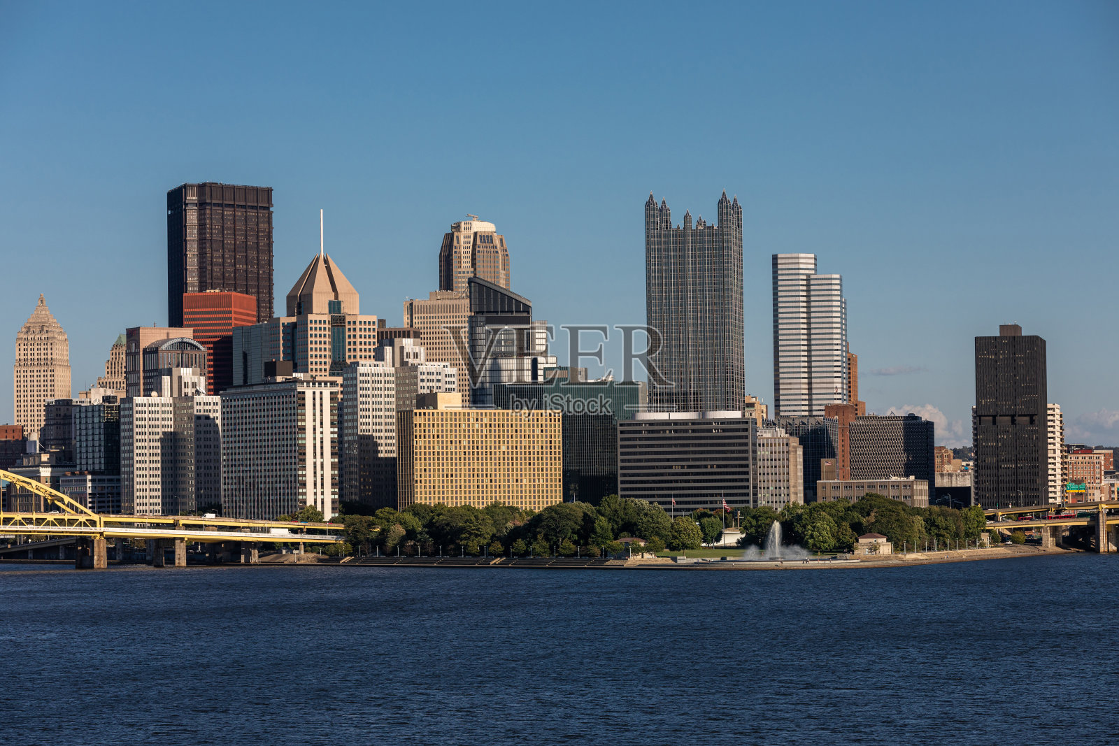 宾夕法尼亚州匹兹堡的城市景观。背景中的阿勒格尼河和莫农加希拉河。俄亥俄河。拥有摩天大楼和美丽天空的匹兹堡市中心照片摄影图片
