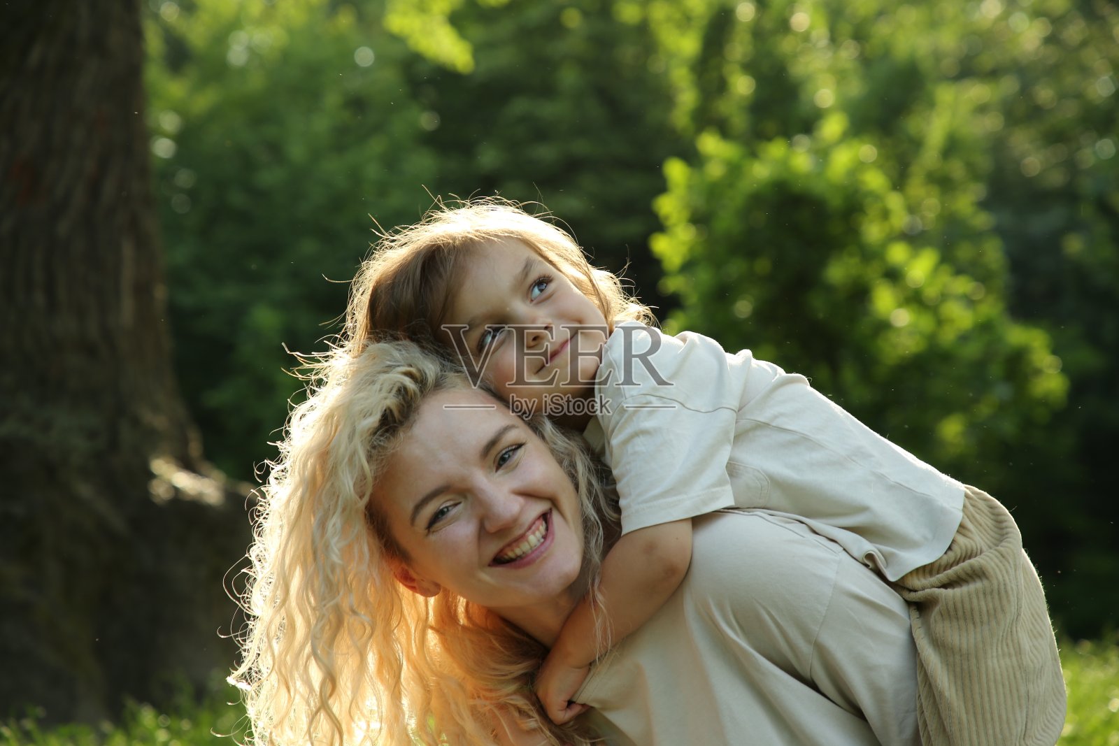 一个快乐的女人和她的女儿在户外共度时光照片摄影图片