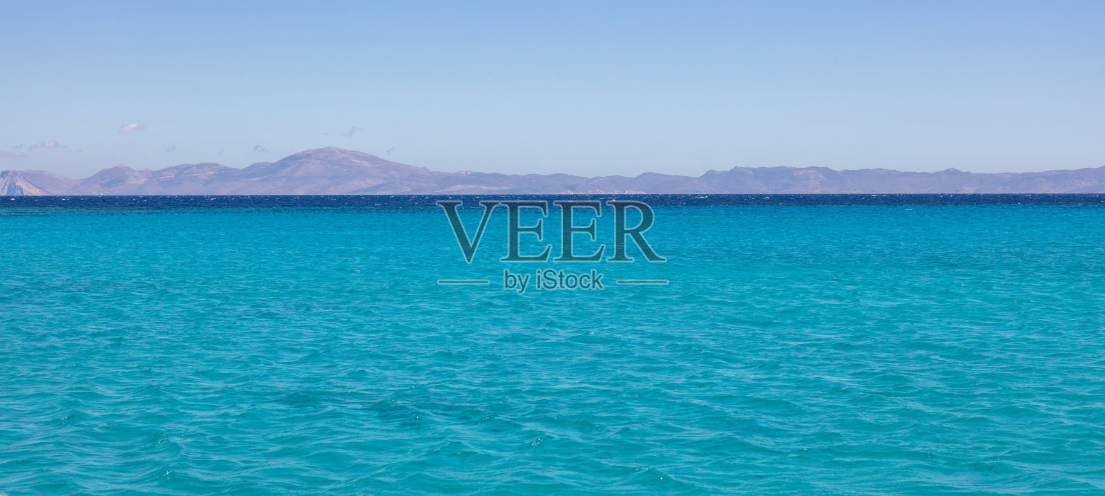 Koufonisia岛，基克拉迪斯，希腊。从爱琴海波浪形的岩石景观全景。横幅照片摄影图片